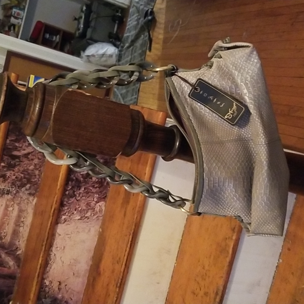 Sharif designs purse